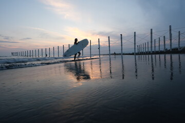 海岸エリアを分ける杭、そして空と海と砂浜がきれいです。
The stakes that...