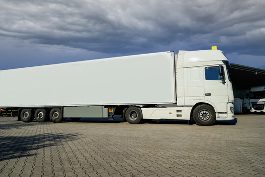 Saubere Lastkraftwagen auf dem Hof einer Spedition. Symbolfoto für Mobilität und Logistik im Straßenverkehr.