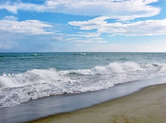 晩夏の空と海　雲竜と砂浜に打ち寄せる太平洋の荒波