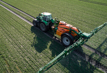 Pflanzenschutz - Landwirt beim Ausbringen von Pflanzenschutzmitteln, Symbolfoto - Luftaufnahme © Countrypixel