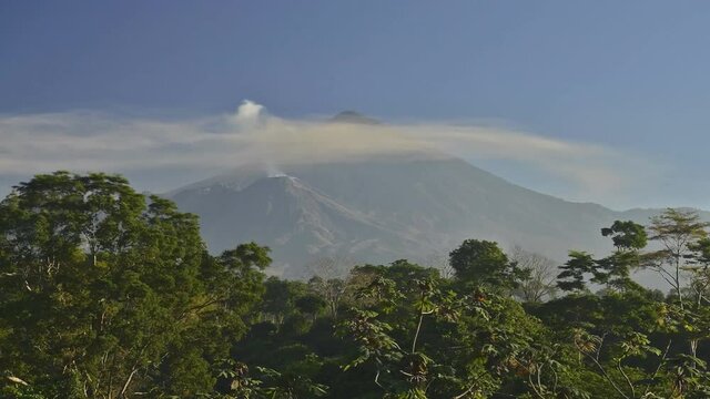 Vista al volcan San Pedro, en San Pedro la Laguna, Guatemala. (time-Lapse)
