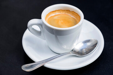 Taza de café en una cafetería