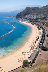 Fotografía aérea de la playa de Las Teresitas en la costa de San Andrés en Tenerife, Canarias