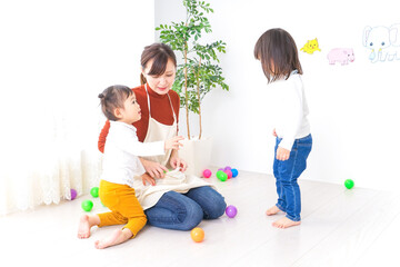 幼稚園で遊ぶ子ども