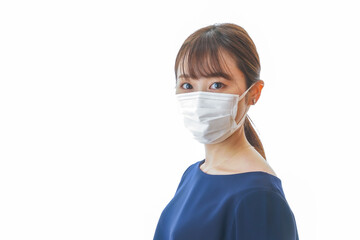 マスクをした若い女性