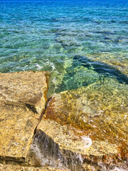 Kamienista plaża nad Morzem Śródziemnym. Wyspa Kreta, Grecja.