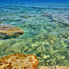 Kamienista plaża nad Morzem Śródziemnym. Wyspa Kreta, Grecja. - obrazy, fototapety, plakaty
