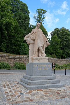 Statue de Chateaubriand &agrave; Combourg
