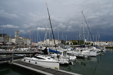 Fototapeta na wymiar Bateaux amarrés dans le port de plaisance de La Rochelle