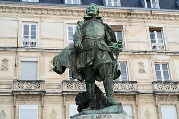 Fototapeta na wymiar Statue de l'amiral Duperré place de Barentin à La Rochelle