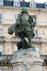 Fototapeta na wymiar Statue de l'amiral Duperré place de Barentin à La Rochelle
