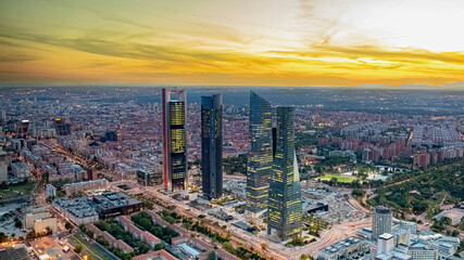 Vistas de las cuatro torres durante el atardecer en la ciudad de Madrid durante un día soleado y sin nubes, España. - obrazy, fototapety, plakaty