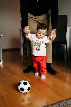 Kids playing indoor football fotografías e imágenes de alta resolución -  Alamy