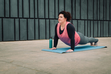 Fototapeta premium woman practising fat burning exercices with copyspace