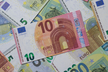 Euroscheine mit einem 10 Euroschein im Fokus