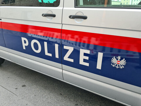 polizeiauto mit schriftzug polizei in österreich