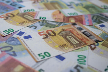 Euroscheine mit einem 50 Euroschein im Fokus