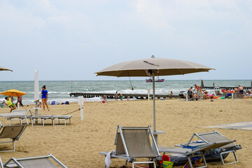 Fototapeta na wymiar Strand mit Sonnenschirm