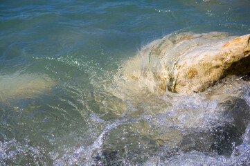 Obraz premium pebble stones on the sea beach, the rolling waves of the sea with foam