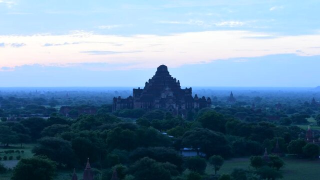 Time lapse of sunrise over the pagodas in Bagan city