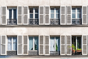 Obraz premium Paris, beautiful facade in the Marais, detail of the windows 