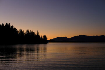Obraz premium ocaso en la isla victoria, montañas de los andes patagonicos