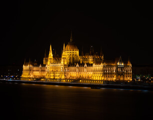 Fototapeta na wymiar Budapest's majestic parliament lighting up the night.