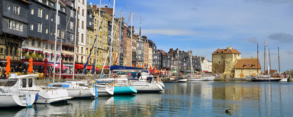 Panoramique vue sur le port de Honfleur (14600) au fil de l'eau, département du Calvados en région Normandie, France © didier salou