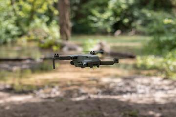 Dron volando en un bosque