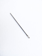 Aguja de costura sobre fondo blanco