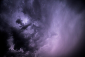 Fototapeta na wymiar Gewitterwolken mit Blitz