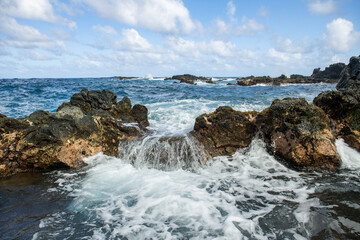 Fototapeta na wymiar Beautiful sea waves and rocky coast. The concept of calmness on nature.