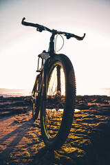 Bicicleta en la playa, con fondo de amanecer / Bicycle on the beach, with sunrise background 