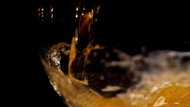 Close-up de Cerveza sirvi&eacute;ndose en una copa