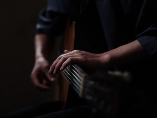 ギターを演奏する人