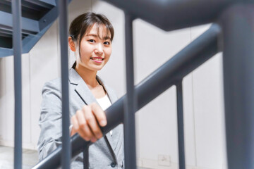 オフィス内を歩く若いビジネスウーマン