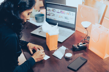 mujer comprando y vendiendo en internet, con laptop y smartphone celular