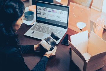 mujer comprando y vendiendo en internet, con laptop y smartphone celular