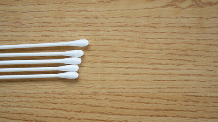 テーブルに置かれた綿棒