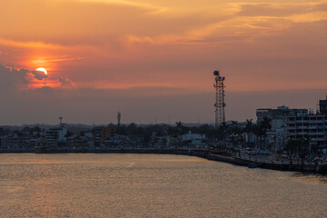 Puesta de sol desde el puerto de los bellos atardeceres Tuxpan, Veracruz, México.