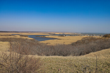Fototapeta premium 早春3月の霧多布湿原