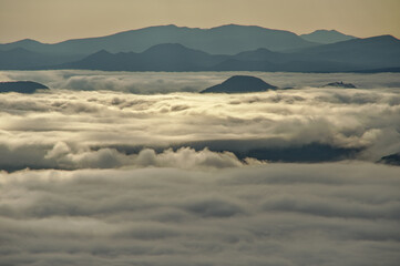 上空からの光に照らされた雲海。
