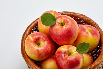 흰 배경 위의 바구니에 담긴 많은 사과. 