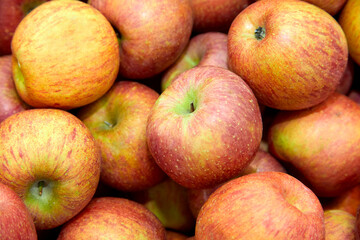 Fototapeta na wymiar 시장 진열대 위의 많은 사과들