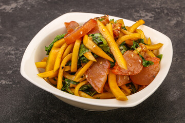 Salad with mango and chicken