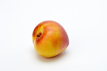 흰 배경 위의 맛있는 자두 열매