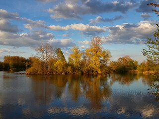 Sonnenuntergang im Vogelschutzgebiet NSG Garstadt bei Heidenfeld im Landkreis Schweinfurt, Unterfranken, Bayern, Deutschland
