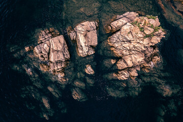 【自然風景】海からそびえたつ巨大な岩　ドローン　空撮
