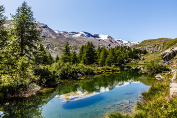 Matterhorn behind a beautiful lake