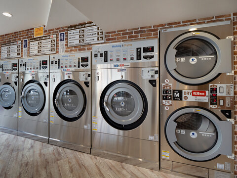 洗濯乾燥機が並んだコインランドリー。2021年6月、東京都足立区にて撮影。